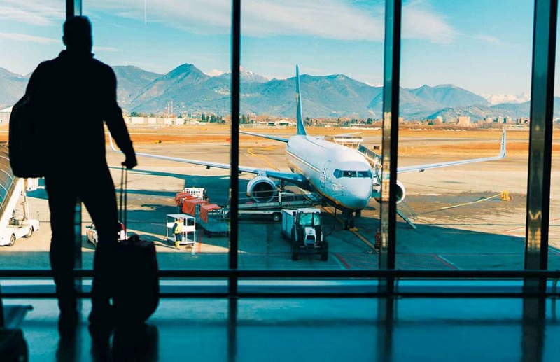 تأثیر توقف‌های میانی بر قیمت بلیط هواپیما: آیا ارزش آن را دارد؟