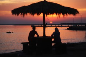 برای مسافرت کیش بهتر است یا قشم؟ مقایسه تمام پارامترهای سفر به کیش و قشم